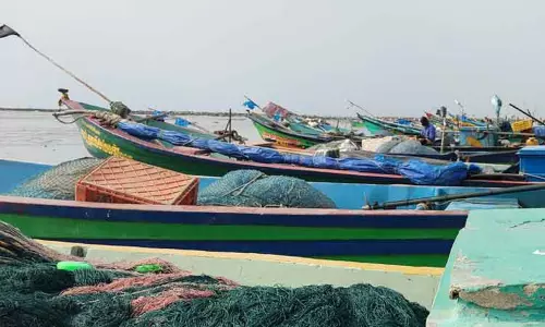 3-வது நாளாக மீனவர்கள் கடலுக்கு மீன்பிடிக்க செல்லவில்லை 3-வது நாளாக மீனவர்கள் கடலுக்கு மீன்பிடிக்க செல்லவில்லை