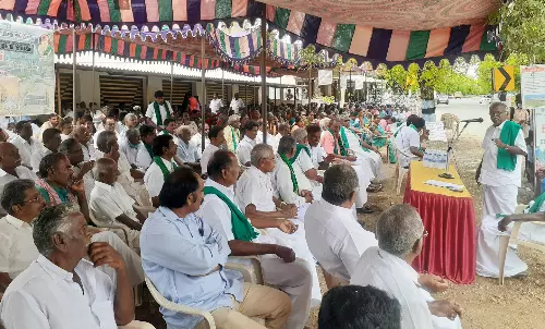 காங்கயம் அருகே திட்டுப்பாறை பகுதியில் கீழ்பவானி பாசன கால்வாயில் கான்கிரீட் திட்டத்தை கைவிட கோரி கீழ்ப்பவானி விவசாயிகள் கவன ஈர்ப்பு உண்ணாவிரத போராட்டத்தில் ஈடுபட்டனர். காங்கயம் அருகே திட்டுப்பாறை பகுதியில் கீழ்பவானி பாசன கால்வாயில் கான்கிரீட் திட்டத்தை கைவிட கோரி கீழ்ப்பவானி விவசாயிகள் கவன ஈர்ப்பு உண்ணாவிரத போராட்டத்தில் ஈடுபட்டனர்.