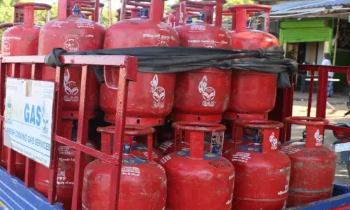 சமையல் கேஸ் சிலிண்டர் விலை மேலும் உயர்வு..! சமையல் கேஸ் சிலிண்டர் விலை மேலும் உயர்வு..!