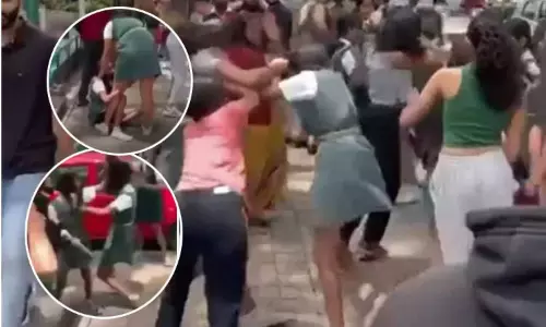 ஒரு காதலனுக்காக இரு மாணவிகள் குடுமிப்பிடி சண்டை ; மூக்கு உடைந்தது ;வைரலானது ஒரு காதலனுக்காக இரு மாணவிகள் குடுமிப்பிடி சண்டை ; மூக்கு உடைந்தது ;வைரலானது