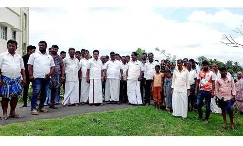 நீர்வரத்து கால்வாயை மூடியதை கண்டித்து பொதுமக்கள் சாலை மறியல் நீர்வரத்து கால்வாயை மூடியதை கண்டித்து பொதுமக்கள் சாலை மறியல்