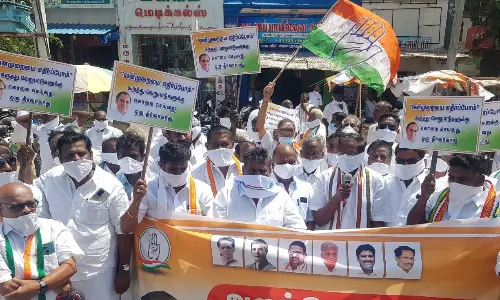 காங்கிரஸ் கட்சியினர் வாயில் வெள்ளை துணி கட்டி  அறவழி போராட்டம்