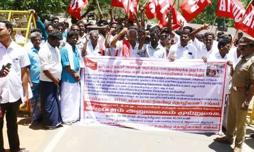கோட்ட அலுவலகத்தை தொழிலாளர்கள் முற்றுகை கோட்ட அலுவலகத்தை தொழிலாளர்கள் முற்றுகை
