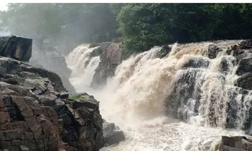 ஒகேனக்கல்லில் பரிசல் இயக்க, குளிக்க 2-வது நாளாக தடை ஒகேனக்கல்லில் பரிசல் இயக்க, குளிக்க 2-வது நாளாக தடை