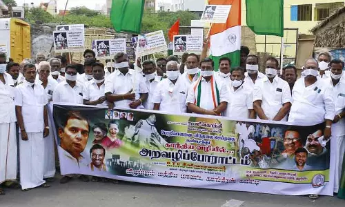 பேரறிவாளன் விடுதலையை கண்டித்து    காங்கிரஸ் கட்சியினர் வாயில் வெள்ளை துணி கட்டி போராட்டம்