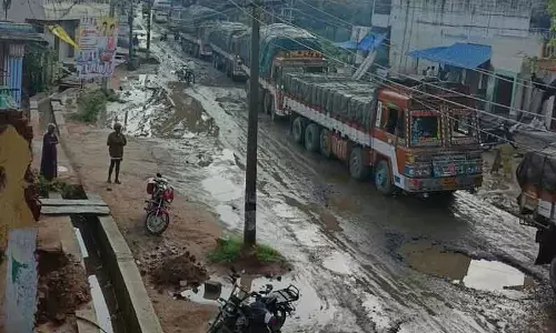பழுதான சாலையால் பல மணி நேரம் போக்குவரத்து பாதிப்பு பழுதான சாலையால் பல மணி நேரம் போக்குவரத்து பாதிப்பு