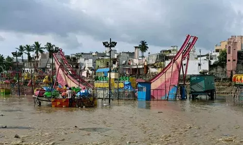 கவுண்டன்ய மகாநதி ஆற்றில் அமைக்கப்பட்ட கடைகளை வெள்ளம் சூழ்ந்தது கவுண்டன்ய மகாநதி ஆற்றில் அமைக்கப்பட்ட கடைகளை வெள்ளம் சூழ்ந்தது