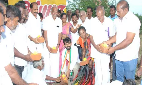 பயணிகள் நிழற்குடை அடிக்கல் நாட்டு விழா; ஊர்வசி அமிர்தராஜ் எம்.எல்.ஏ. பங்கேற்பு