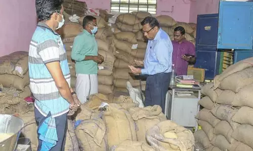 இ-சேவை மையம், ரேஷன் கடையில் கலெக்டர் ஆய்வு