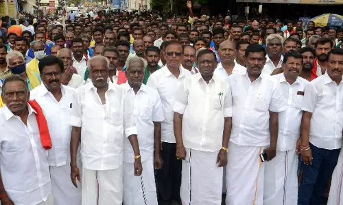 சுமை தூக்கும் தொழிலாளர்கள் ஊர்வலம்