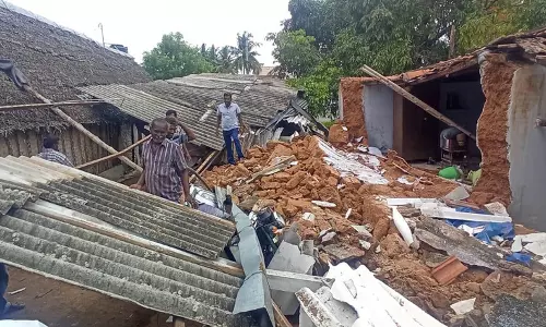 மழையால் வீட்டின் சுவர் இடிந்து விழுந்தது