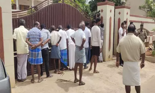 நெல்லையில்  கல்குவாரி அலுவலகத்தில் போலீசார் அதிரடி சோதனை  திசையன்விளையிலும் சோதனை நடத்த முயன்றதால் பரபரப்பு