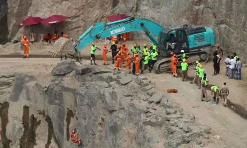 நெல்லை கல்குவாரி விபத்தில் சிக்கிய 6-வது நபரை தேடும் பணி தீவிரம்