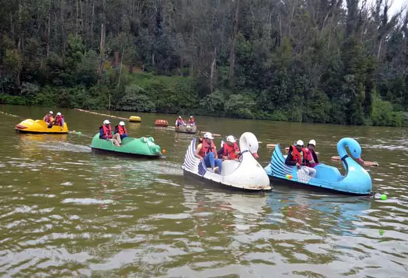 ஊட்டியில் சுற்றுலா பயணிகளுக்கு படகு போட்டி ஊட்டியில் சுற்றுலா பயணிகளுக்கு படகு போட்டி