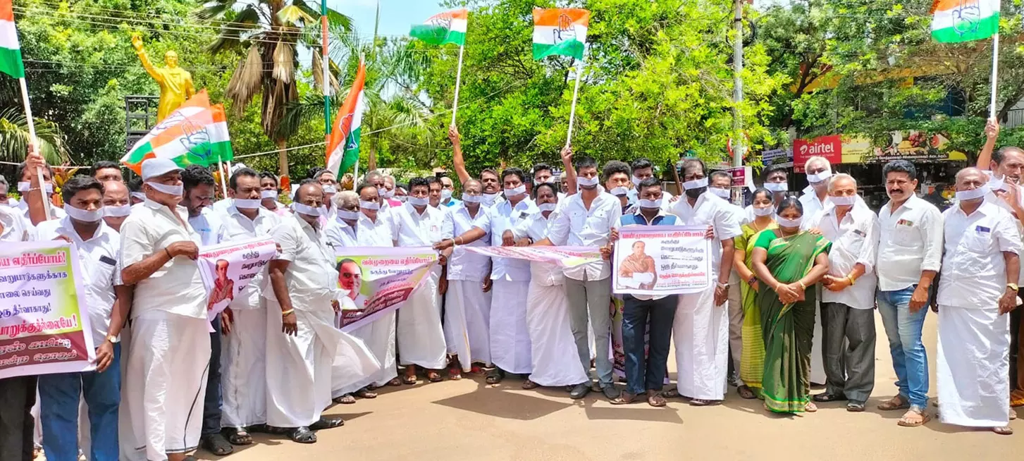 வாயில் துணிகட்டி காங்கிரஸ் கட்சியினர் ஆர்ப்பாட்டம் வாயில் துணிகட்டி காங்கிரஸ் கட்சியினர் ஆர்ப்பாட்டம்
