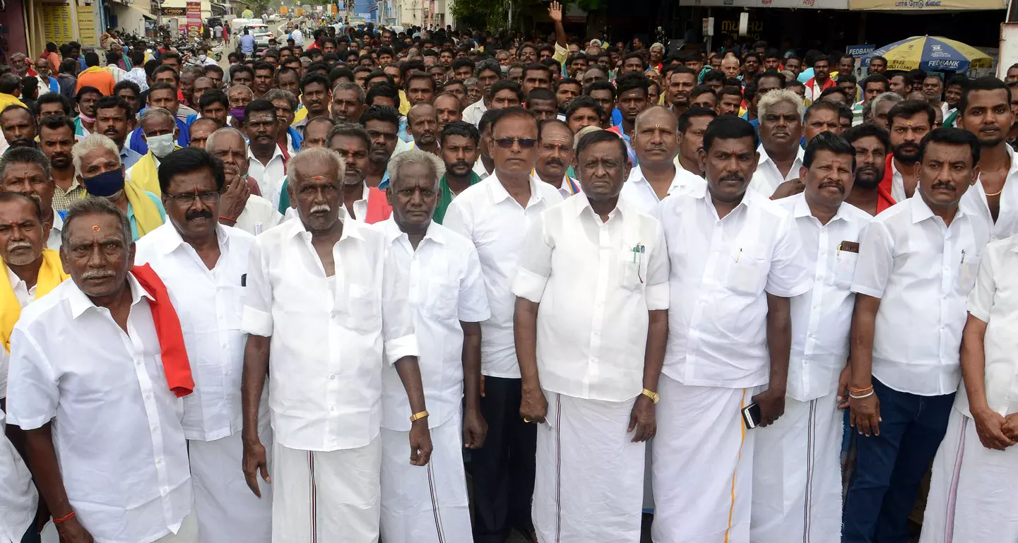 சுமை தூக்கும் தொழிலாளர்கள் ஊர்வலம்