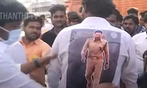உதயநிதி போட்டோவை முதுகில் ஒட்டிக்கொண்டு கொண்டாட்டத்தில் ரசிகர்கள் உதயநிதி போட்டோவை முதுகில் ஒட்டிக்கொண்டு கொண்டாட்டத்தில் ரசிகர்கள்