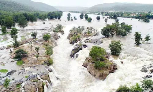 ஒகேனக்கலில் நீர்வரத்து அதிகரிப்பு; 3-வது நாளாக சுற்றுலா பயணிகளுக்கு தடை