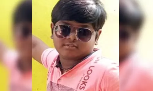 மோட்டார் சைக்கிள் விபத்தில் பெற்றோர் கண் முன்னே மகன் உயிரிழப்பு