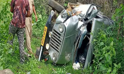 மசினகுடி அருகே ஜீப் கவிழ்ந்து முதியவர் உள்பட 2 பேர் படுகாயம் மசினகுடி அருகே ஜீப் கவிழ்ந்து முதியவர் உள்பட 2 பேர் படுகாயம்