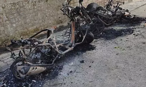 இருசக்கர வாகனங்களுக்கு தீ வைப்பு