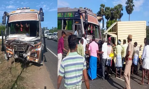 வேன்கள் நேருக்கு நேர் மோதி விபத்து - ஒருவர் பலி, 9 பேர் படுகாயம் வேன்கள் நேருக்கு நேர் மோதி விபத்து - ஒருவர் பலி, 9 பேர் படுகாயம்