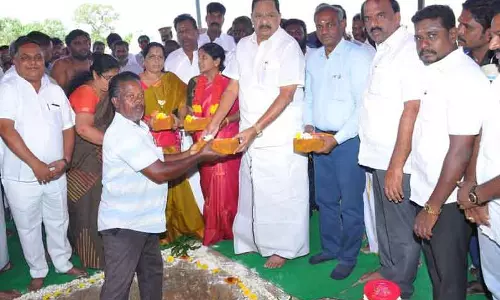 பூண்டி சாமியார் குளம் ரூ.1¼ கோடியில் சீரமைப்பு பூண்டி சாமியார் குளம் ரூ.1¼ கோடியில் சீரமைப்பு