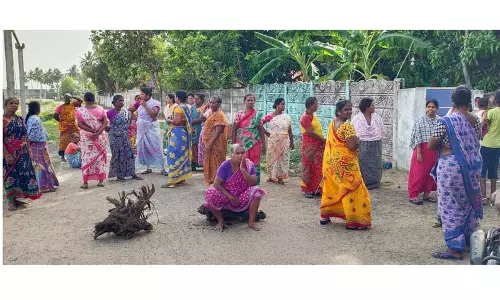 கடலூரில் குப்பை கிடங்கு அமைக்க எதிர்ப்பு தெரிவித்து  லாரியை சிறைபிடித்து பொதுமக்கள் போராட்டம்