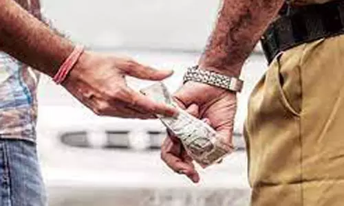 ரூ.10 ஆயிரம் லஞ்சம் வாங்கிய போலீஸ்காரர் கைது