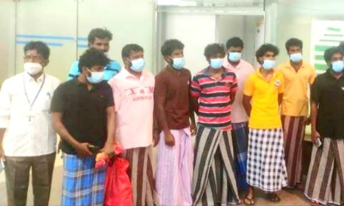 ராமேசுவரம் மீனவர்கள் 12 பேர் சொந்த ஊர் திரும்பினர் ராமேசுவரம் மீனவர்கள் 12 பேர் சொந்த ஊர் திரும்பினர்
