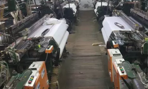 நூல் விலை உயர்வால் விசைத்தறி தொழில் பாதிப்பு