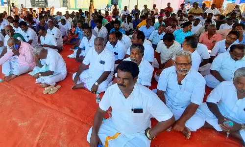 தமிழக மீனவர்களின் படகுகளை மீட்கக்கோரி உண்ணாவிரதம் தமிழக மீனவர்களின் படகுகளை மீட்கக்கோரி உண்ணாவிரதம்