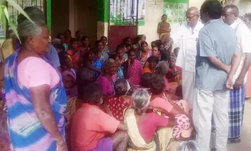 விவசாய தொழிலாளர் சங்கத்தினர் முற்றுகை விவசாய தொழிலாளர் சங்கத்தினர் முற்றுகை
