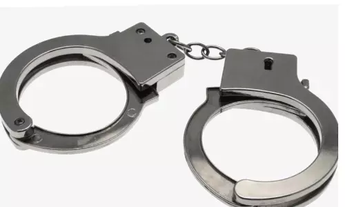 ரூ.8½ லட்சத்தை கொள்ளையடித்த 2 பேர் கைது ரூ.8½ லட்சத்தை கொள்ளையடித்த 2 பேர் கைது