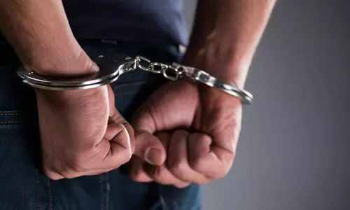 அம்மன் கோவிலில் கோபுர கலசத்தை  திருடிய வாலிபர் கைது