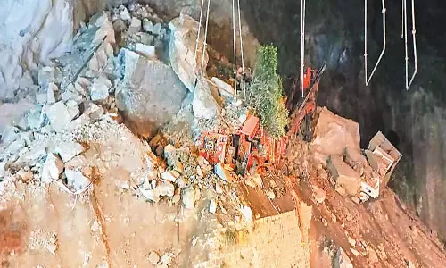 காஷ்மீரில் கட்டப்பட்டு வந்த புதிய சுரங்கப்பாதை இடிந்து விழுந்து ஒருவர் சாவு; 9 தொழிலாளர்களின் கதி என்ன? காஷ்மீரில் கட்டப்பட்டு வந்த புதிய சுரங்கப்பாதை இடிந்து விழுந்து ஒருவர் சாவு; 9 தொழிலாளர்களின் கதி என்ன?