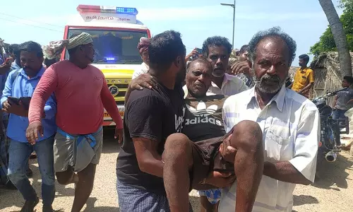 கடலில் மாயமான 4 மீனவர்கள் பத்திரமாக மீட்பு கடலில் மாயமான 4 மீனவர்கள் பத்திரமாக மீட்பு