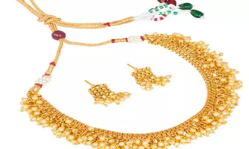 மூதாட்டியிடம் 4 பவுன் நகை பறிப்பு