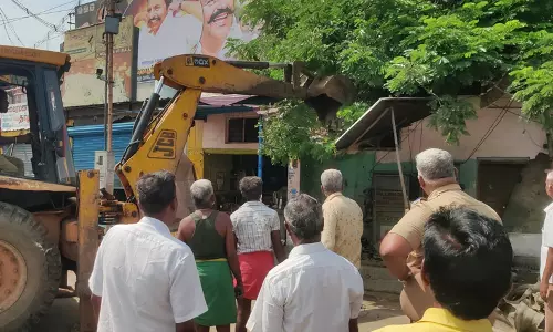 அ.தி.மு.க. கல்வெட்டு திடீர் அகற்றம்