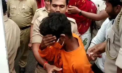 இளம்பெண் கூட்டு பாலியல் வன்கொடுமை: இந்தியாவுக்குள் சட்டவிரோதமாக நுழைந்த வங்காளதேசத்தினருக்கு தண்டனை விதிப்பு இளம்பெண் கூட்டு பாலியல் வன்கொடுமை: இந்தியாவுக்குள் சட்டவிரோதமாக நுழைந்த வங்காளதேசத்தினருக்கு தண்டனை விதிப்பு