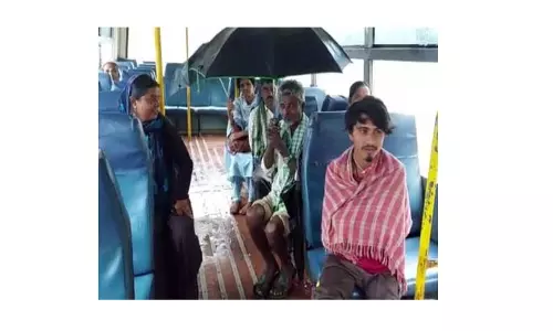 அரசு பஸ்சுக்குள் மழை நீர் கசிந்தது