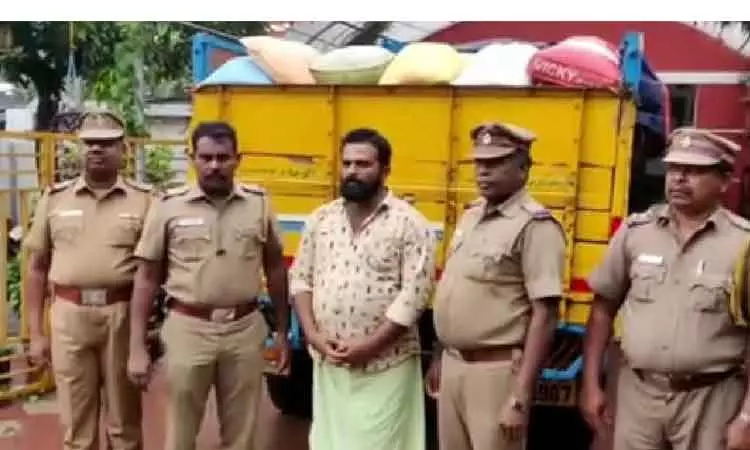 களியக்காவிைள அருகே   கேரளாவுக்கு கடத்த முயன்ற 4 டன் ரேஷன் அரிசி பறிமுதல்