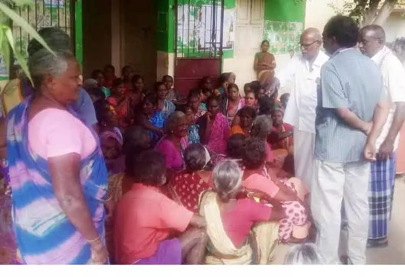 விவசாய தொழிலாளர் சங்கத்தினர் முற்றுகை விவசாய தொழிலாளர் சங்கத்தினர் முற்றுகை