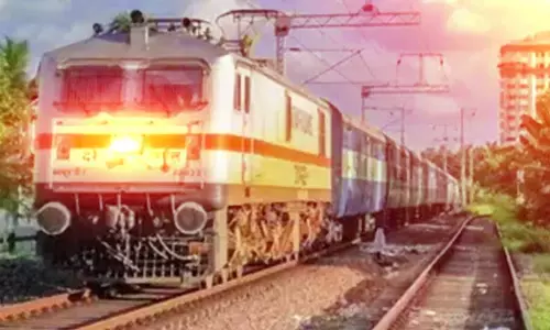 எக்ஸ்பிரஸ் ரெயிலில் இருந்து தவறி விழுந்த கல்லூரி மாணவர் பலி - மற்றொரு மாணவர் மின்சார ரெயில் மோதி சாவு எக்ஸ்பிரஸ் ரெயிலில் இருந்து தவறி விழுந்த கல்லூரி மாணவர் பலி - மற்றொரு மாணவர் மின்சார ரெயில் மோதி சாவு