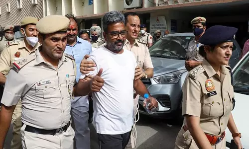 ஞானவாபி மசூதி சிவலிங்கம் பற்றி சர்ச்சை கருத்து: டெல்லி பேராசிரியருக்கு ஜாமீன் வழங்கி கோர்ட்டு உத்தரவு! ஞானவாபி மசூதி சிவலிங்கம் பற்றி சர்ச்சை கருத்து: டெல்லி பேராசிரியருக்கு ஜாமீன் வழங்கி கோர்ட்டு உத்தரவு!