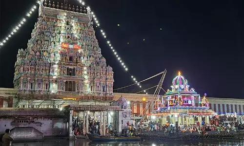 திருவாரூர் தியாகராஜ சுவாமி கோவிலில் 2-வது நாளாக நடைபெற்ற தெப்பத்திருவிழா...! திருவாரூர் தியாகராஜ சுவாமி கோவிலில் 2-வது நாளாக நடைபெற்ற தெப்பத்திருவிழா...!