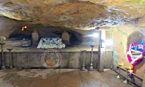 தத்தா குகைக்கோவிலில் சிலர் தொழுகையில் ஈடுபடுவது போன்ற வீடியோ வெளியாகி பரபரப்பு தத்தா குகைக்கோவிலில் சிலர் தொழுகையில் ஈடுபடுவது போன்ற வீடியோ வெளியாகி பரபரப்பு