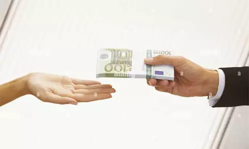 தொழில் அதிபரிடம் பணம் கேட்டு மிரட்டிய பெண் புகைப்படங்களையும் ஆபாசமாக சித்தரித்து சமூக வலைத்தளங்களில் வெளியிட்டார் தொழில் அதிபரிடம் பணம் கேட்டு மிரட்டிய பெண் புகைப்படங்களையும் ஆபாசமாக சித்தரித்து சமூக வலைத்தளங்களில் வெளியிட்டார்