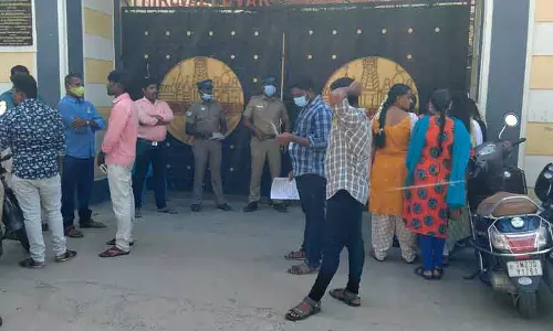 குரூப் 2 தேர்வு எழுத தாமதமாக வந்தவர்களுக்கு அனுமதி மறுப்பு