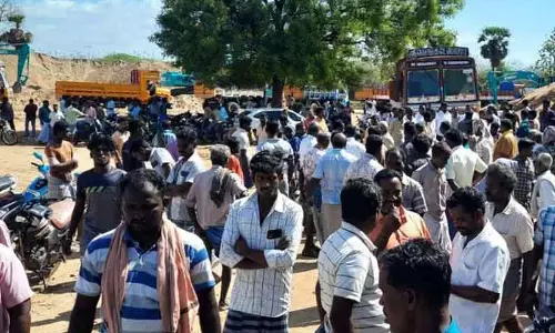 மணல் குவாரியை பொதுமக்கள் முற்றுகையிட்டு போராட்டம்